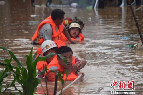 資料圖：6月20日，貴州省黔西南州暴雨成災(zāi)。圖為消防員抗洪救人?！∏髂舷?攝