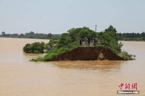 資料圖：6月21日，江西鄱陽縣濱田水庫泄洪道河堤(濱田河)潰口現(xiàn)場(chǎng)。 王劍 攝