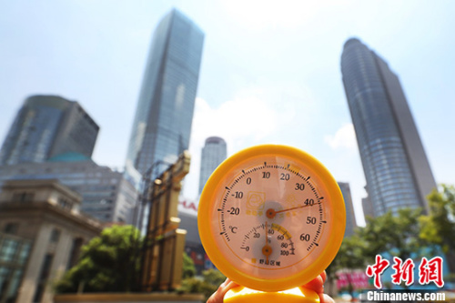 7月26日中午12點(diǎn)39分，南京街頭高溫逼人，用溫度計(jì)測量的實(shí)時(shí)溫度超過40攝氏度。 中新社記者 泱波 攝