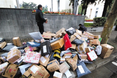 2015年11月19日，江蘇省南京市，河海大學校園外的路上大堆的快遞。圖/視覺中國