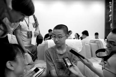 14歲的最小新生黃家琪淡定接受記者群訪。