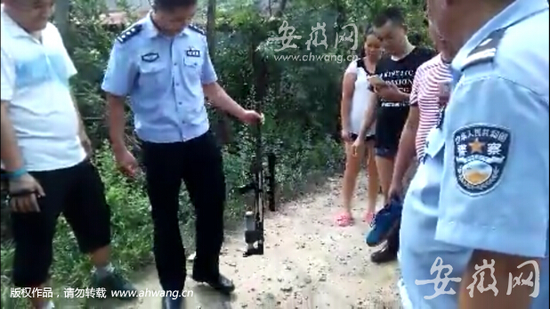 警方在案發(fā)地附近找到的槍支。