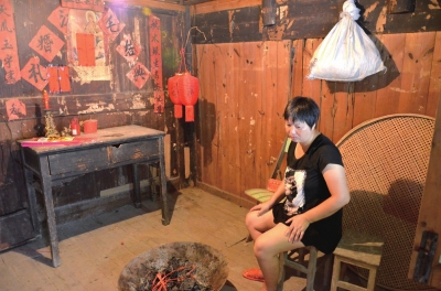 邱巧媚經(jīng)常一個人坐在屋里發(fā)呆。本版圖片京華時報記者 韓林君 攝