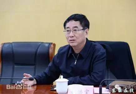 通報(bào)指出，張洪寶眼看著幾年前還不知名的個體老板搖身一變成為大企業(yè)家，心里既艷羨又發(fā)酸，滋生了“我為他們贏得了好的發(fā)展機(jī)遇，收些款物就權(quán)當(dāng)是對我這些年辛勤工作的一種補(bǔ)償”的念頭。于是他開始熱衷于與身邊的企業(yè)老板拉拉扯扯、勾肩搭背，剛開始只是幾頓飯、幾張卡，日積月累，越陷越深，不給錢不辦事，給了錢才辦事，在東麗人稱