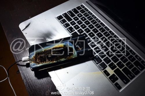 根據(jù)圖片來(lái)看，蘋(píng)果MacBook Pro筆記本觸控面板左邊部分被熏黑，而且該網(wǎng)友也提供了充電設(shè)備，就是三星Note 7原裝充電器。