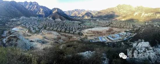 河北淶水“青青小鎮(zhèn)”1-6期全景圖，上百棟別墅組成的別墅群依山而建。部分山體被炸平，準備建起聯(lián)排雙拼別墅。    新京報記者 大路 攝