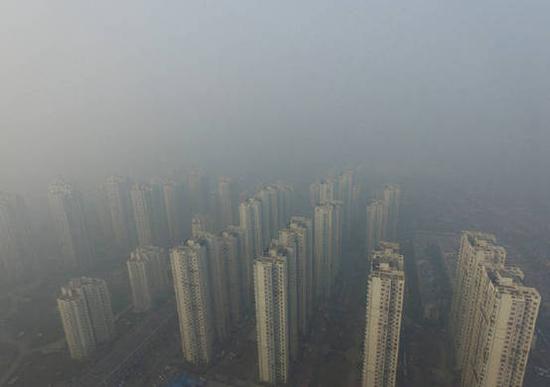 　　近期頻繁襲來的大范圍嚴重霧霾，不時啟動的空氣重污染預警，讓京津冀及周邊地區(qū)的人們心中焦慮。