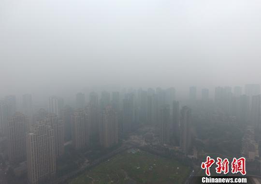  1月5日，重慶主城上空一片灰蒙蒙。