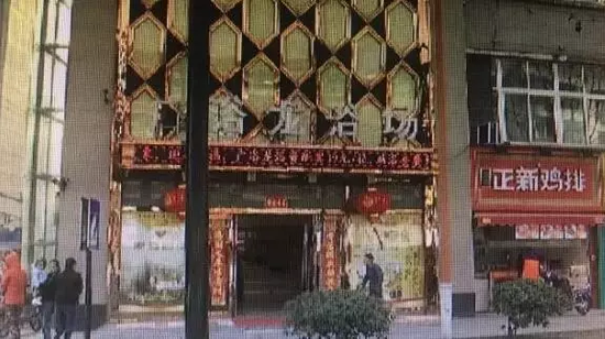 張阿姨說，附近柜臺(tái)一名工作人員，說什么也不讓她在這塊走廊哄孫女，幾句不和，雙方吵了起來。