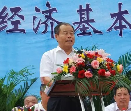 信發(fā)集團發(fā)展成為一家集發(fā)電、供熱、氧化鋁、電解鋁、碳素、燒堿、聚氯乙烯、電石、鋁深加工等產(chǎn)業(yè)于一體的現(xiàn)代化大型企業(yè)集團，位于山東聊城茌平縣。2016年10月，信發(fā)集團董事局主席張學(xué)信在接受山東商報采訪時表示，44年企業(yè)沒有一名員工離職。