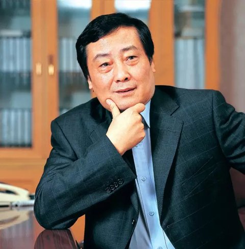 靠一瓶一瓶賣水發(fā)家的娃哈哈董事長宗慶后曾接受《環(huán)球時報》采訪表示，企業(yè)家社會責(zé)任除了體現(xiàn)在為社會創(chuàng)造財富，解決更多就業(yè)，以及增加稅收貢獻，再者就是要把員工照顧好，讓員工在企業(yè)發(fā)展，收入生活水平提高。