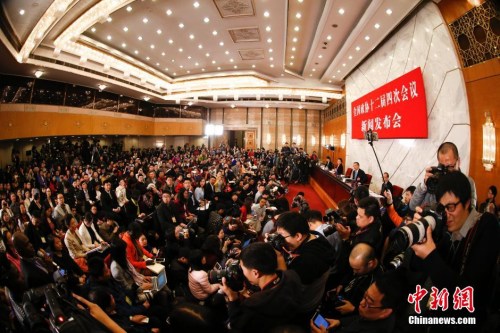 資料圖：2016年3月2日，全國政協(xié)十二屆四次會(huì)議新聞發(fā)布會(huì)在北京人民大會(huì)堂舉行，大會(huì)新聞發(fā)言人王國慶回答記者提問。 中新社記者 杜洋 攝