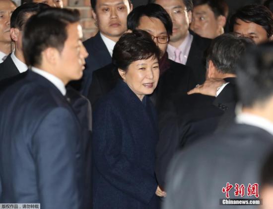 樸槿惠抵達(dá)私宅面帶微笑。
