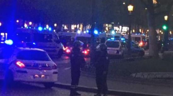 據(jù)英國廣播公司（BBC）消息，巴黎警方稱，巴黎中部發(fā)生槍擊事件，一名警察死亡，另一名受傷。