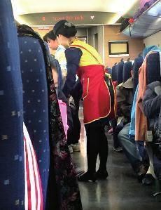 高鐵盒飯價格過高問題，近年來已成為社會熱點話題。高鐵盒飯價格緣何居高不下呢？究竟是盒飯企業(yè)壟斷化經(jīng)營，還是盒飯的成本高？這都需要高鐵相關(guān)部門公開透明，算出明細(xì)賬。