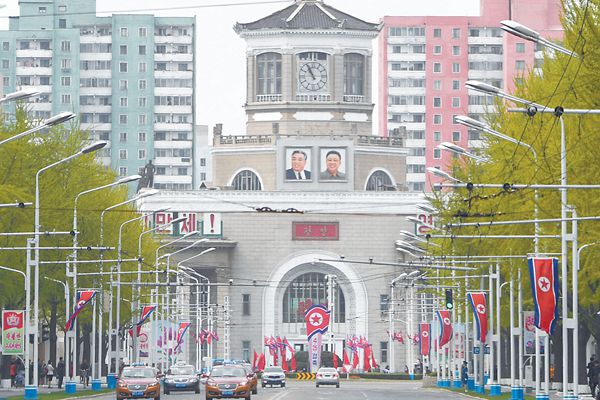 4月25日是朝鮮人民軍建軍85周年紀(jì)念日。圖為24日的平壤街頭。