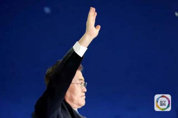 目前民調(diào)領(lǐng)先的共同民主黨候選人文在寅方面當(dāng)天上午表示，強行在星州部署“薩德”的做法“無視國民意愿和程序”，實際上切斷了下屆政府針對“薩德”相關(guān)政策的判斷余地。