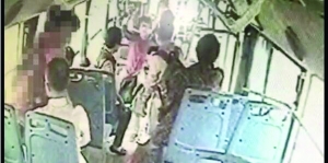 女司機(jī)路見不平一聲吼，小女孩方才脫身 視頻截圖