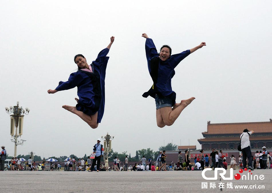 幾名打?qū)W生天安門廣場(chǎng)創(chuàng)意留影。圖片來源：金聞/CFP