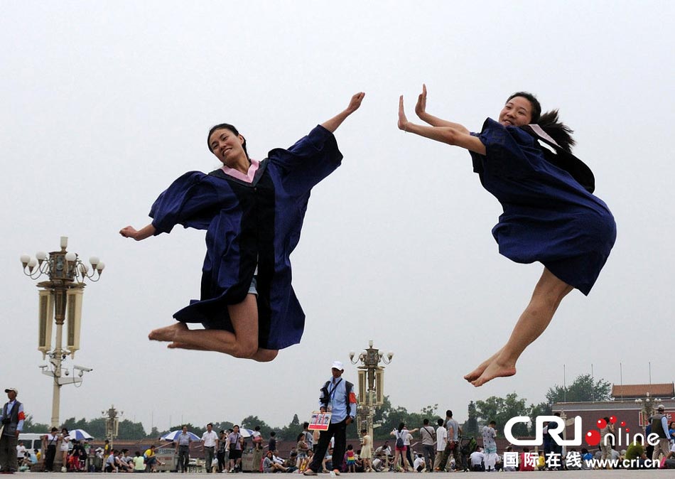 幾名打?qū)W生天安門廣場(chǎng)創(chuàng)意留影。圖片來源：金聞/CFP