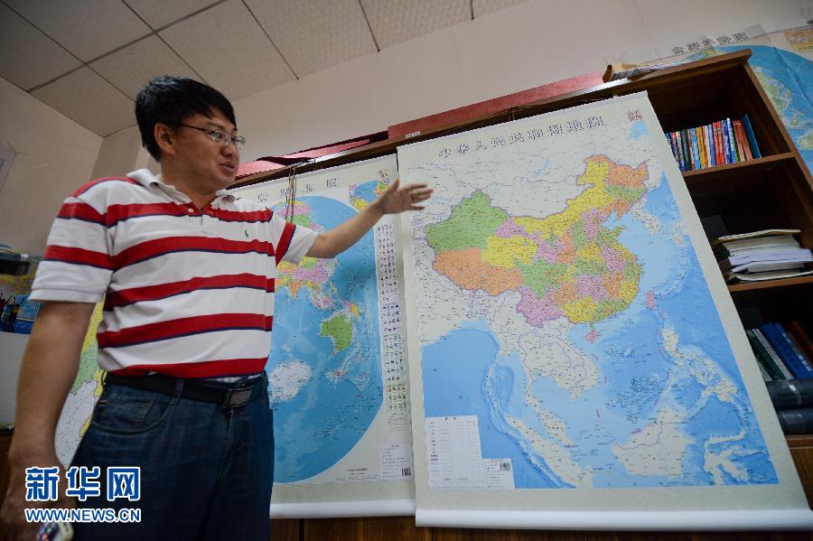 6月23日，湖南地圖出版社總編輯雷宜遜在介紹豎版《中華人民共和國地圖》。