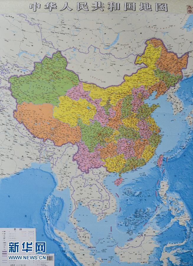 這是6月23日拍攝的豎版《中華人民共和國地圖》。