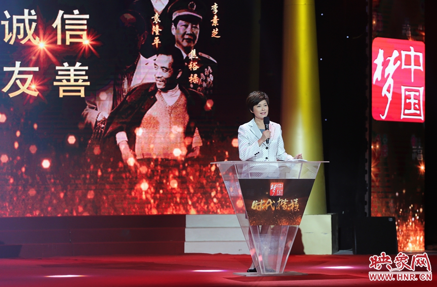 中央電視臺“時代楷模”發(fā)布廳，發(fā)布人敬一丹介紹“編外雷鋒團”。