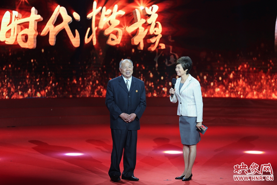 河南鄧州“編外雷鋒團”團長，在“時代楷?！卑l(fā)布廳接受敬一丹訪問。