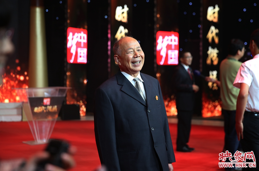 河南鄧州“編外雷鋒團”被中宣部授予“時代楷模”榮譽稱號，團長宋清梅非常激動和高興。