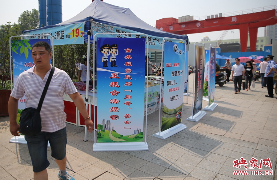 攤位被“圍觀”后，沒有一單生意，過往市民叫好。