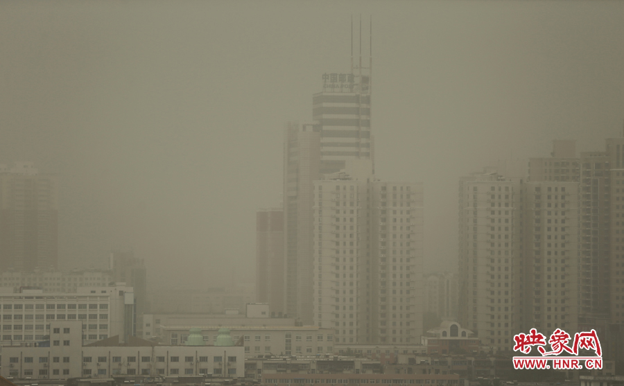 7月3日下午,鄭州遇強對流天氣,強風(fēng)伴有沙塵。
