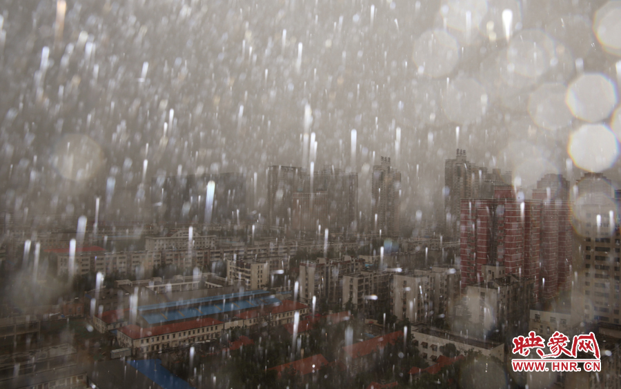 17時25分,鄭州強降雨,紫荊山附近的市民真切地感受到了什么叫大雨傾盆。
