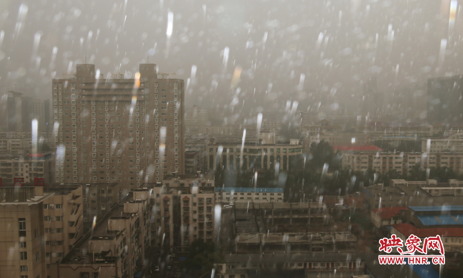 17時25分,鄭州強降雨,紫荊山附近的市民真切地感受到了什么叫大雨傾盆。