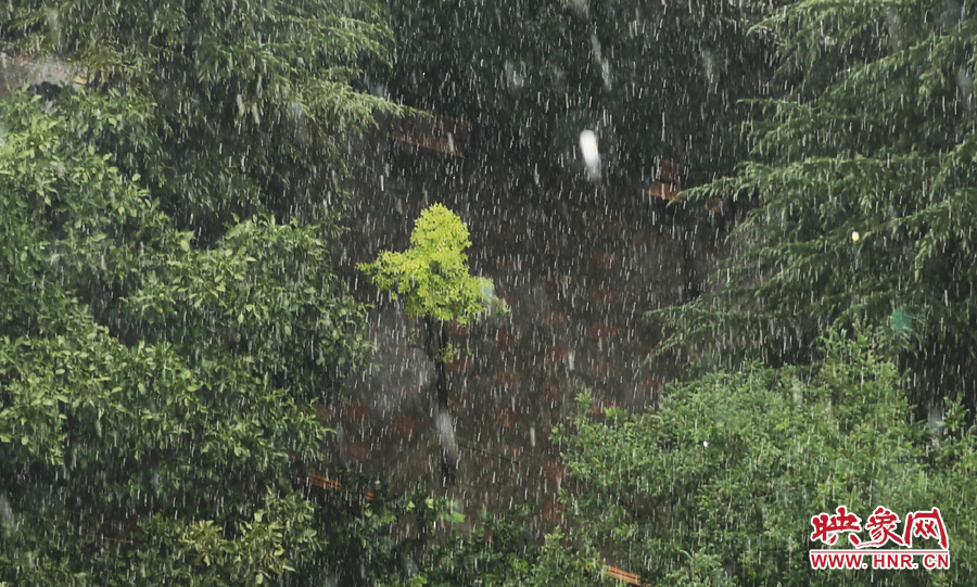 17時32分,鄭州強降雨,紫荊山附近的市民真切地感受到了什么叫大雨傾盆。