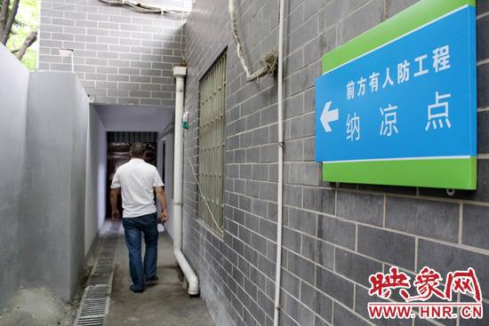在每一處納涼點均有醒目標(biāo)志，市民可就近前往。