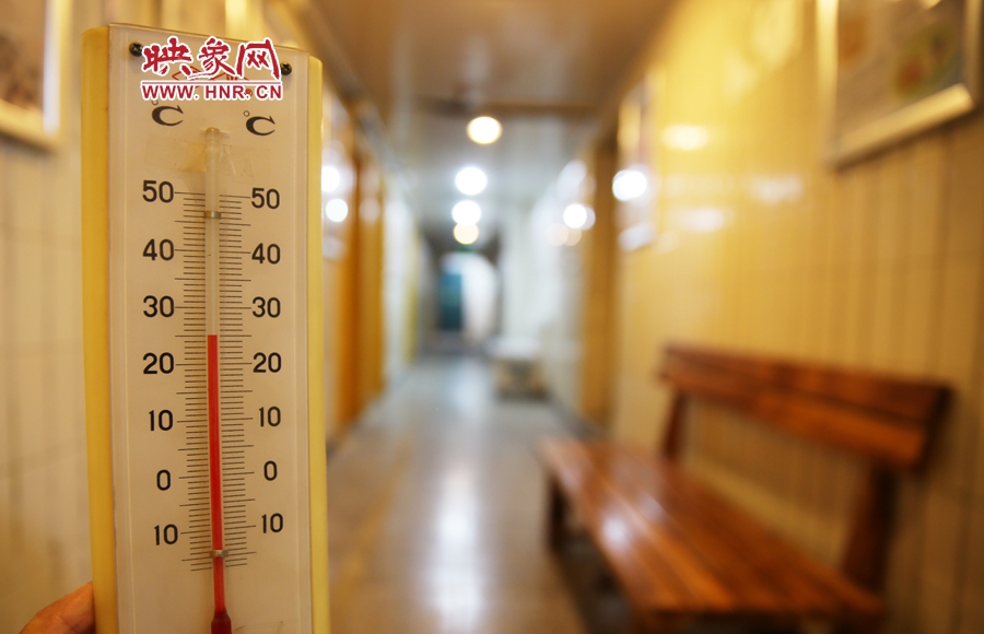 金水區(qū)人防辦（珠江琴行）納涼處溫度為25度。