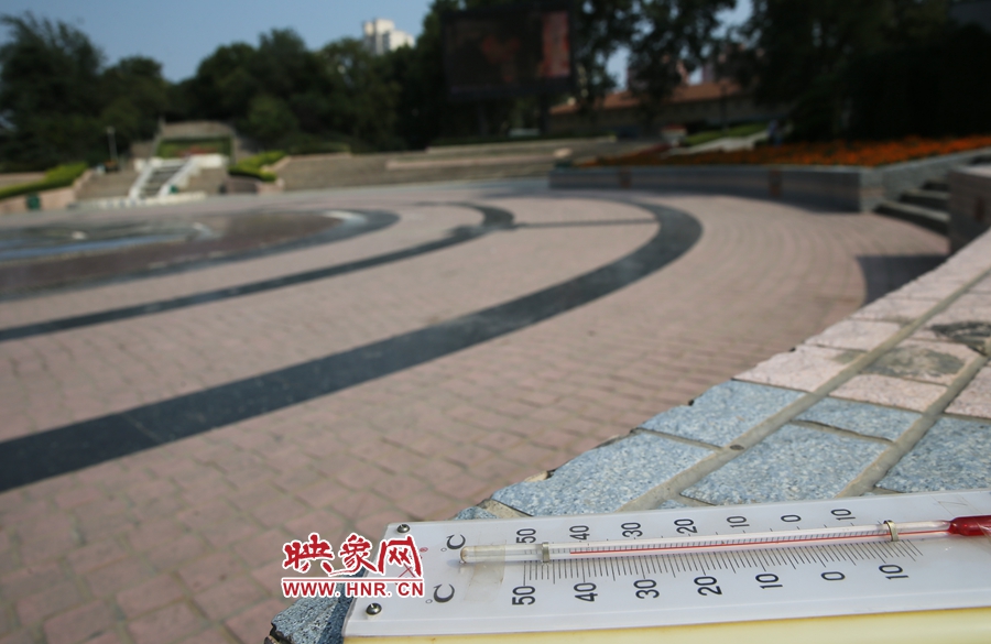 7月8日下午15時(shí)46分，紫荊山公園地表溫度為42度（溫度計(jì)放置地面測量），比人防納涼處高17度。