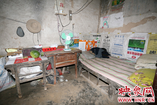 老人的居住條件十分簡(jiǎn)陋。