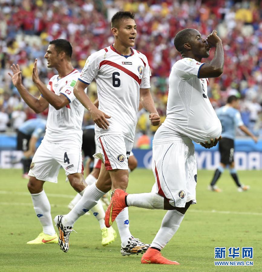 6月14日，哥斯達(dá)黎加隊(duì)球員喬·坎貝爾（右一）進(jìn)球后將足球塞進(jìn)衣服內(nèi)慶祝。