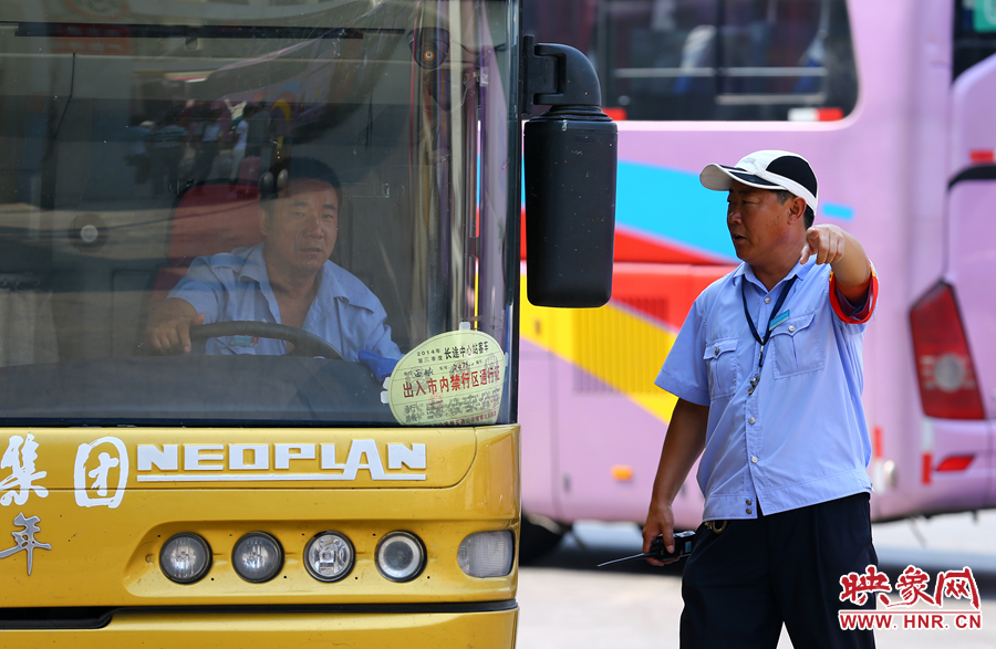 車場(chǎng)內(nèi)眾多汽車發(fā)動(dòng)機(jī)的噪音，使得調(diào)度員和司機(jī)交流都需要加大音量
