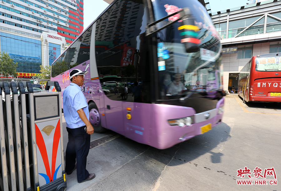 車場(chǎng)內(nèi)車輛順暢時(shí)，調(diào)度員還要在門口迎車指揮