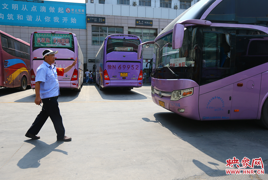 龐大的長(zhǎng)途客車，在調(diào)度員的指揮下井井有條