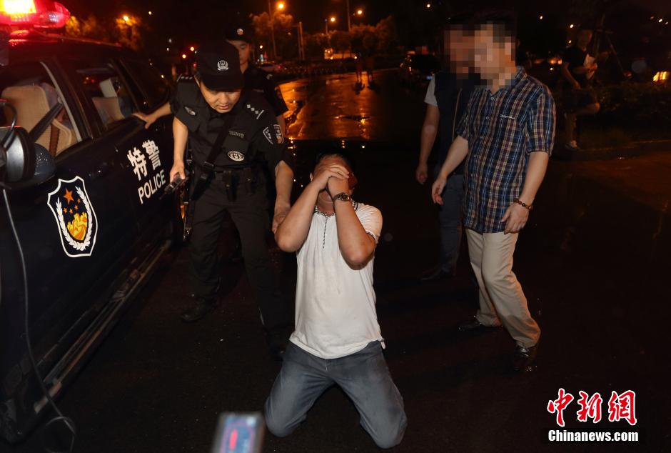 7月24日晚,南京警方將查獲的酒后駕駛車輛的男子控制后,該男子的同伴跪地求情。