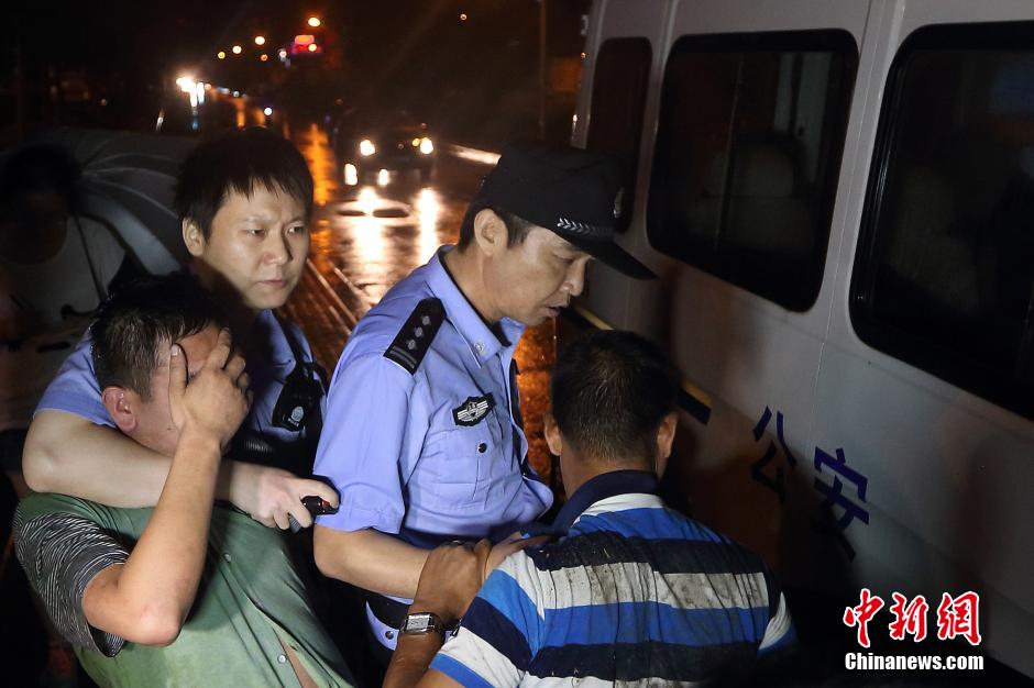 7月24日晚,南京警方將查獲的酒后駕駛車輛的男子控制,該男子涉嫌酒后駕車、肇事逃逸。
