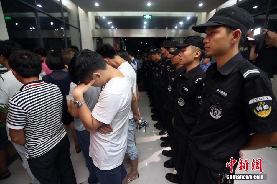 7月24日晚,南京警方將抓獲的以福建、江西、河南、湖北、黑龍江等多個外省市的涉及傳銷人員集中帶回。