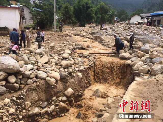 7月28日,云南省保山市隆陽(yáng)區(qū)瓦房鄉(xiāng)喜坪村上坪小組發(fā)生山洪災(zāi)害,造成3戶(hù)人家9人被沖走。