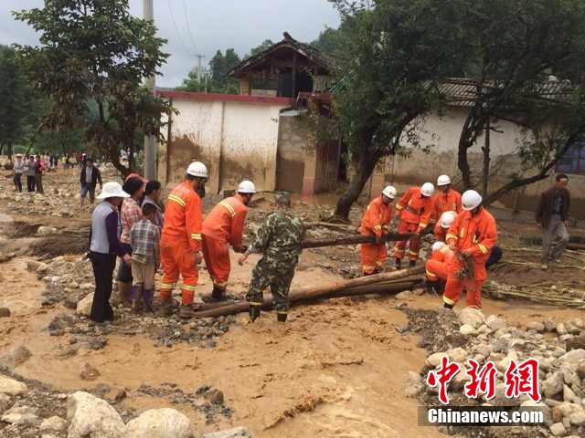 7月28日,云南省保山市隆陽(yáng)區(qū)瓦房鄉(xiāng)喜坪村上坪小組發(fā)生山洪災(zāi)害,造成3戶(hù)人家9人被沖走。