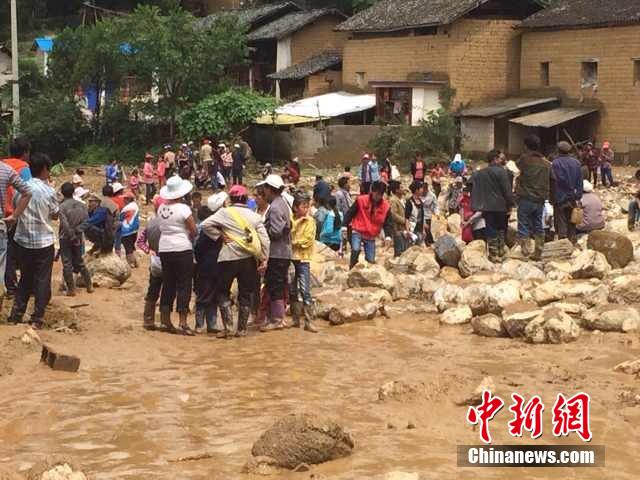 7月28日,云南省保山市隆陽(yáng)區(qū)瓦房鄉(xiāng)喜坪村上坪小組發(fā)生山洪災(zāi)害,造成3戶(hù)人家9人被沖走。