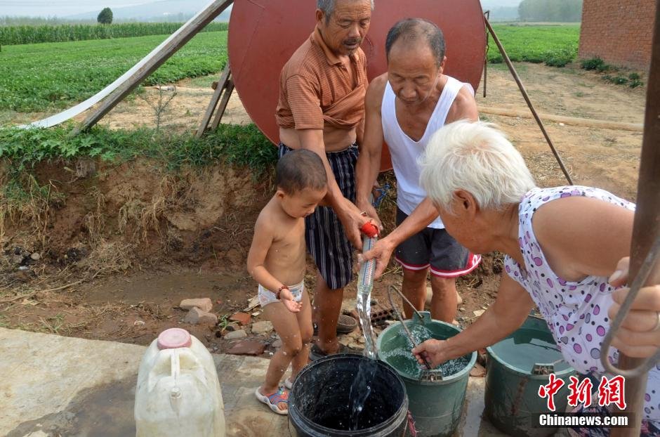 逾1200位村民只能依靠當(dāng)?shù)厮块T新打的一口深80米的機(jī)井取水飲用。