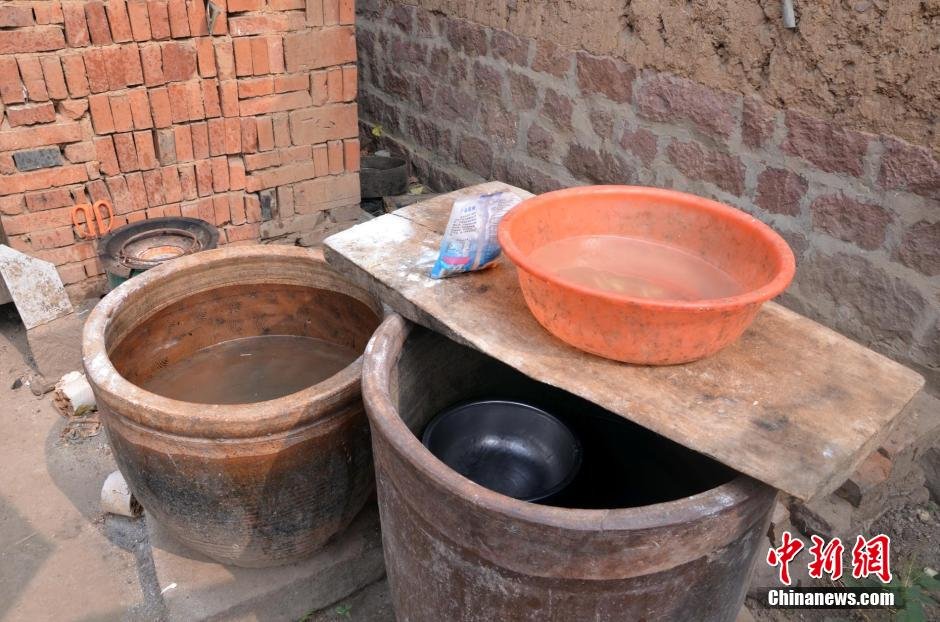 每天排隊(duì)取水，廢水循環(huán)使用已成為該村老少的生活習(xí)慣。